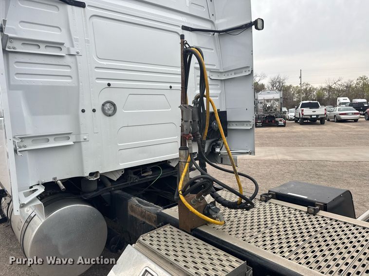 image for item EG6284 2021 Volvo VN semi truck