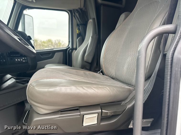 image for item EG6284 2021 Volvo VN semi truck