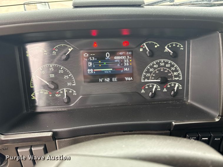 image for item EG6284 2021 Volvo VN semi truck