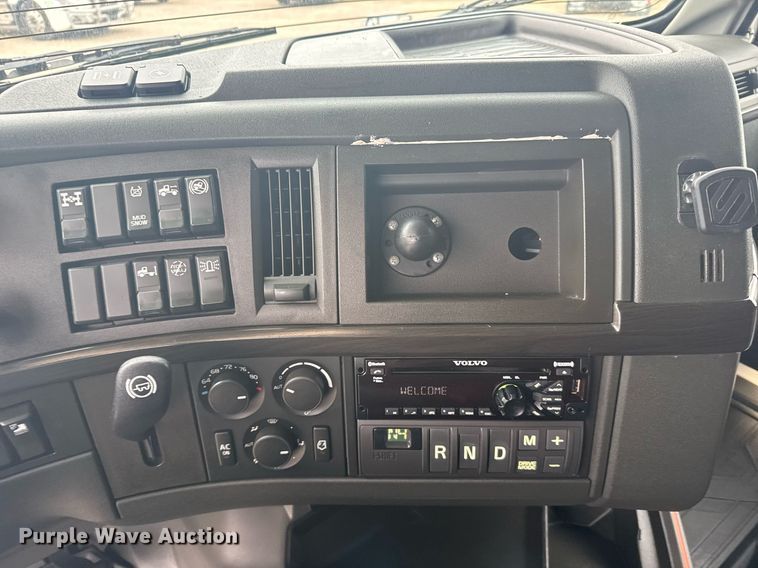 image for item EG6284 2021 Volvo VN semi truck