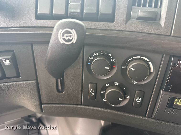 image for item EG6284 2021 Volvo VN semi truck