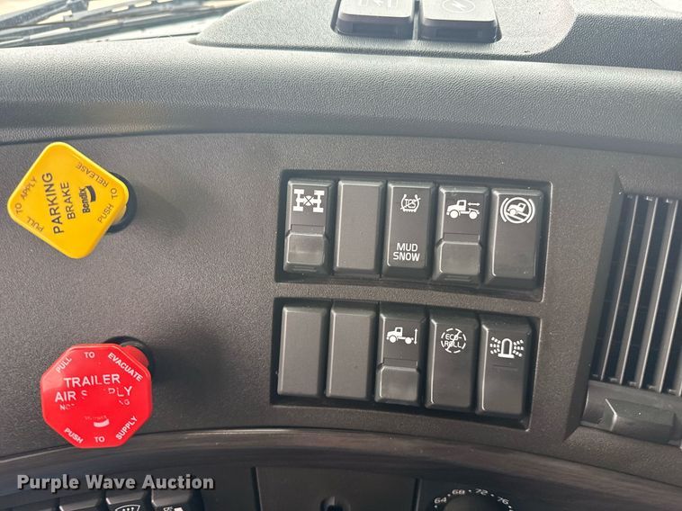 image for item EG6284 2021 Volvo VN semi truck