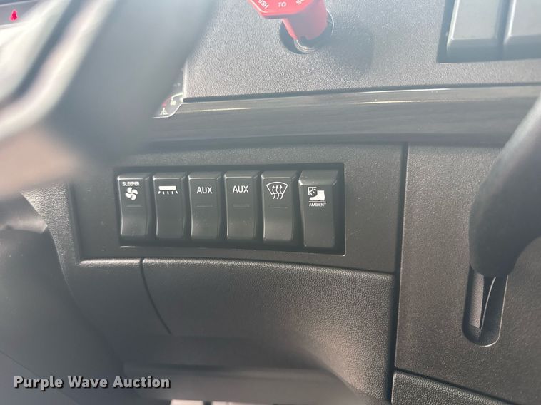 image for item EG6284 2021 Volvo VN semi truck