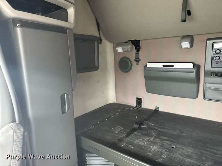 image for item EG6284 2021 Volvo VN semi truck