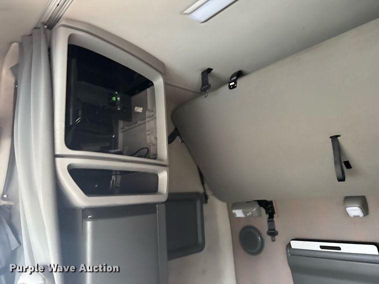 image for item EG6284 2021 Volvo VN semi truck