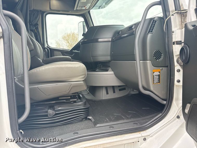 image for item EG6284 2021 Volvo VN semi truck