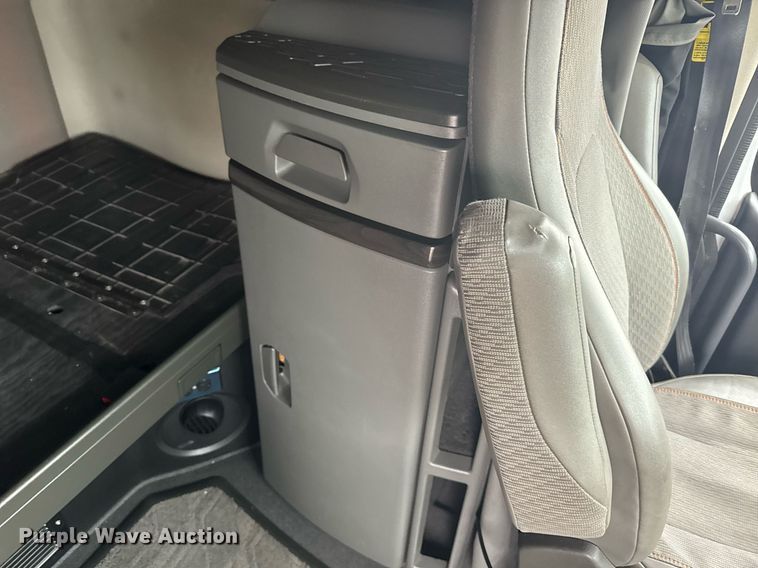 image for item EG6284 2021 Volvo VN semi truck