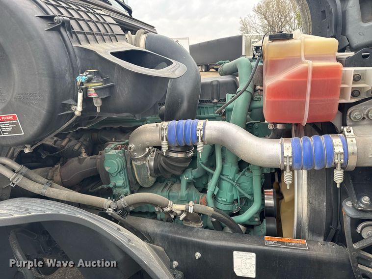 image for item EG6284 2021 Volvo VN semi truck