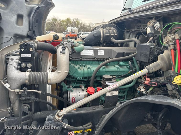 image for item EG6284 2021 Volvo VN semi truck