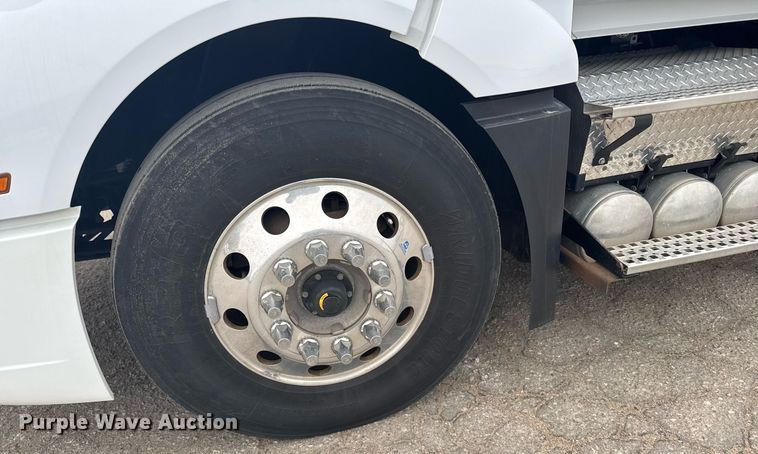 image for item EG6284 2021 Volvo VN semi truck