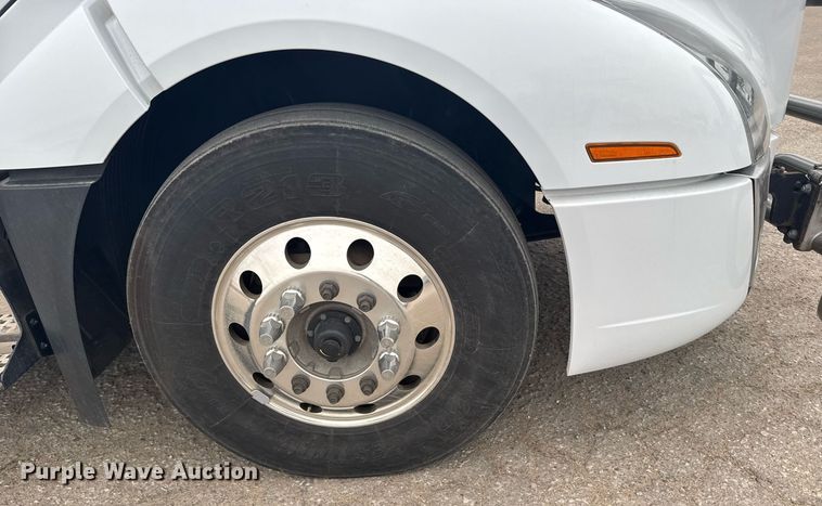 image for item EG6284 2021 Volvo VN semi truck