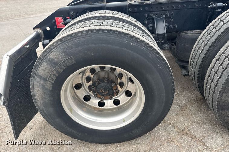 image for item EG6284 2021 Volvo VN semi truck