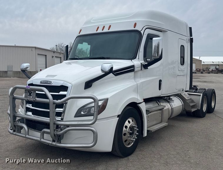 image for item EG6285 2020 Freightliner Cascadia 126 semi truck