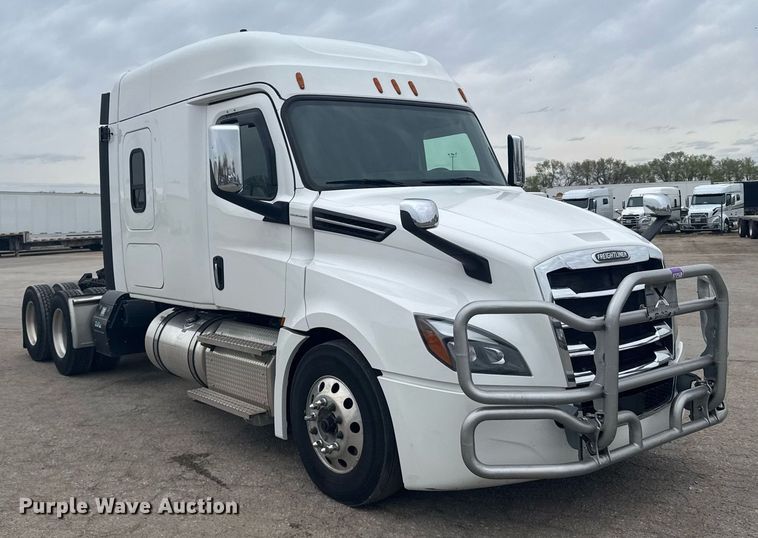 image for item EG6285 2020 Freightliner Cascadia 126 semi truck