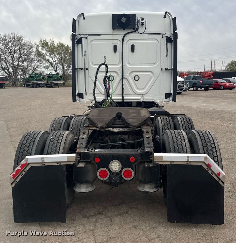 image for item EG6285 2020 Freightliner Cascadia 126 semi truck