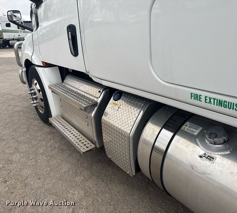 image for item EG6285 2020 Freightliner Cascadia 126 semi truck