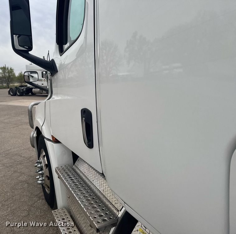 image for item EG6285 2020 Freightliner Cascadia 126 semi truck