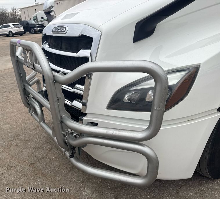 image for item EG6285 2020 Freightliner Cascadia 126 semi truck