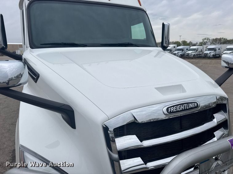 image for item EG6285 2020 Freightliner Cascadia 126 semi truck