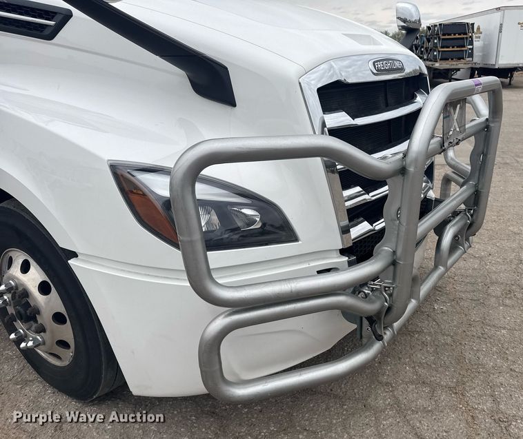 image for item EG6285 2020 Freightliner Cascadia 126 semi truck