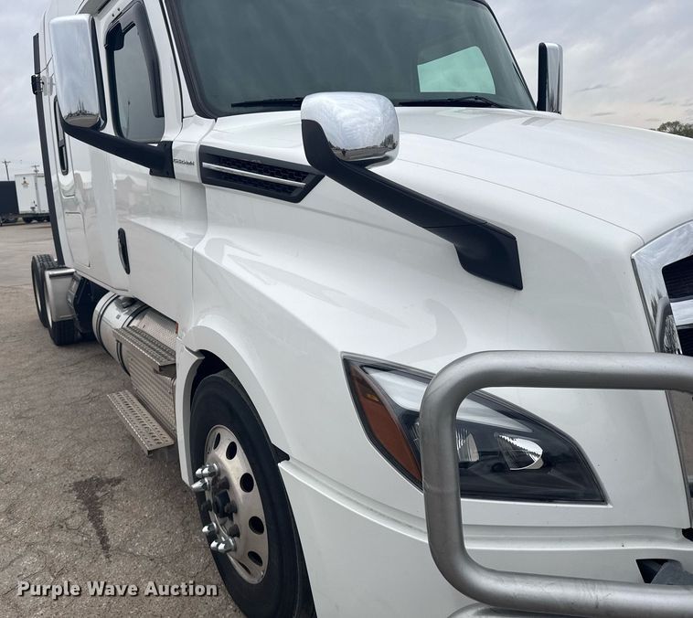 image for item EG6285 2020 Freightliner Cascadia 126 semi truck