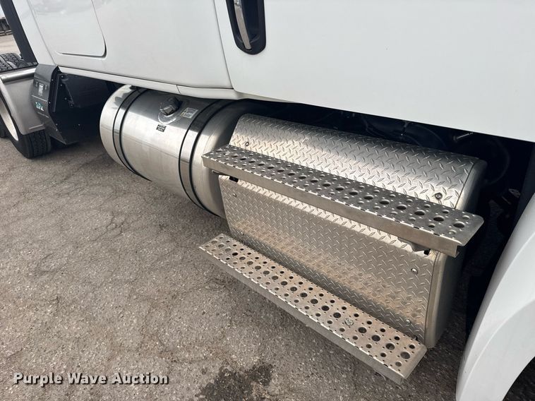 image for item EG6285 2020 Freightliner Cascadia 126 semi truck