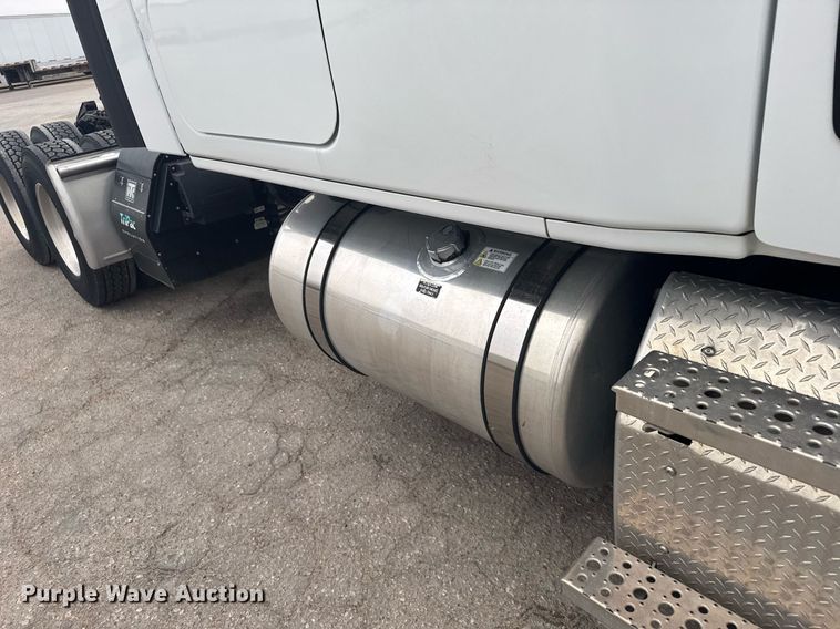 image for item EG6285 2020 Freightliner Cascadia 126 semi truck