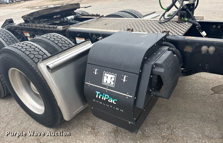 image for item EG6285 2020 Freightliner Cascadia 126 semi truck