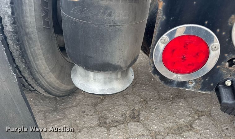 image for item EG6285 2020 Freightliner Cascadia 126 semi truck