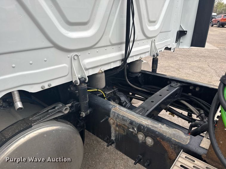 image for item EG6285 2020 Freightliner Cascadia 126 semi truck