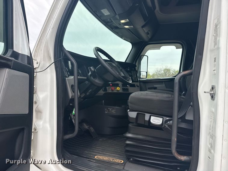 image for item EG6285 2020 Freightliner Cascadia 126 semi truck