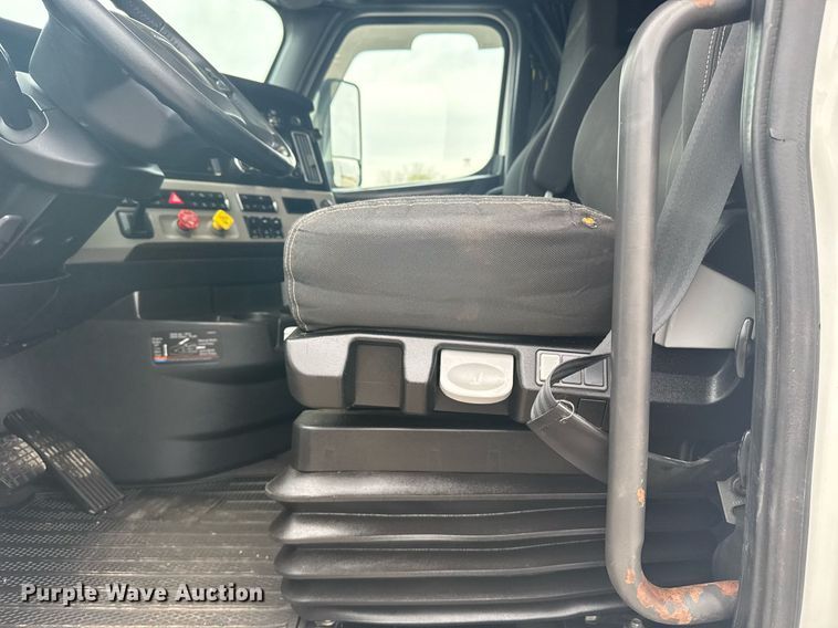 image for item EG6285 2020 Freightliner Cascadia 126 semi truck