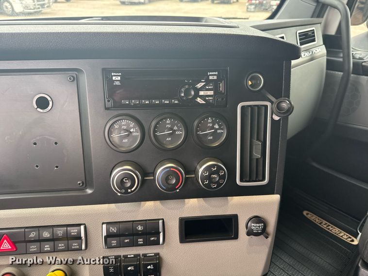 image for item EG6285 2020 Freightliner Cascadia 126 semi truck