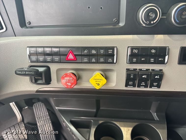 image for item EG6285 2020 Freightliner Cascadia 126 semi truck