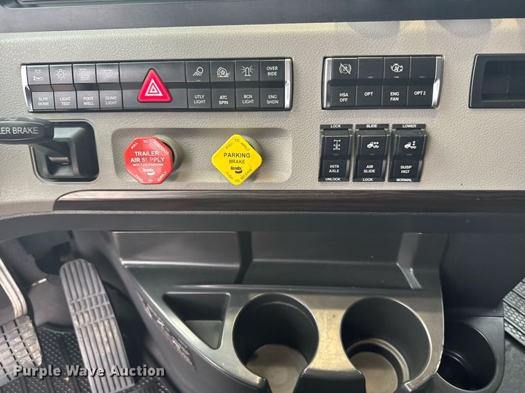 image for item EG6285 2020 Freightliner Cascadia 126 semi truck