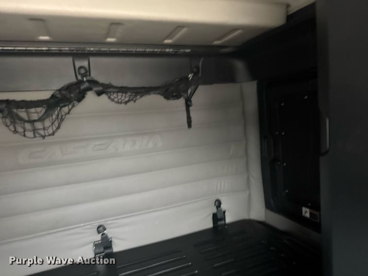 image for item EG6285 2020 Freightliner Cascadia 126 semi truck