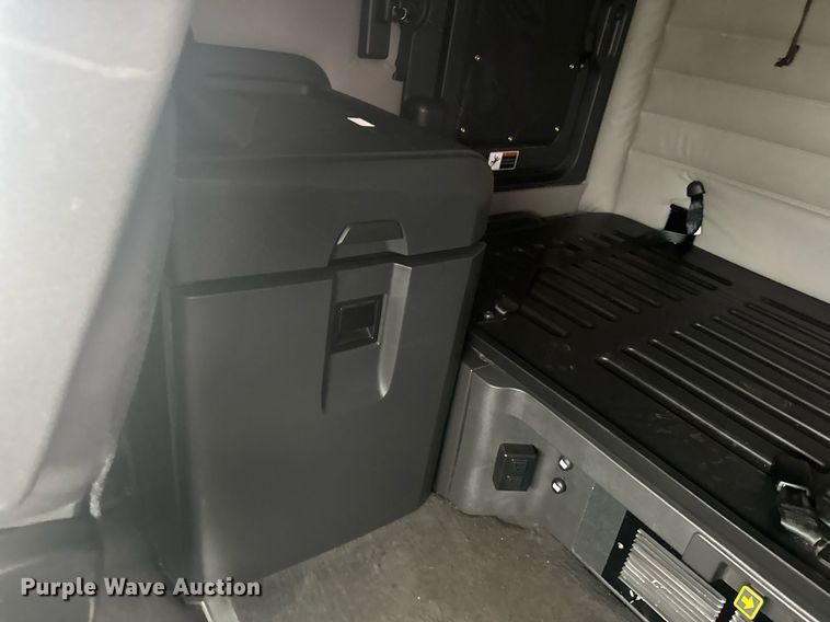 image for item EG6285 2020 Freightliner Cascadia 126 semi truck