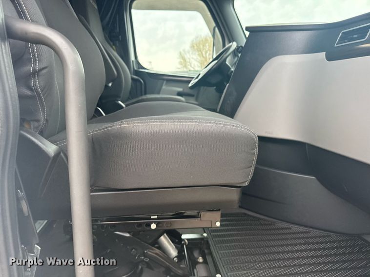 image for item EG6285 2020 Freightliner Cascadia 126 semi truck