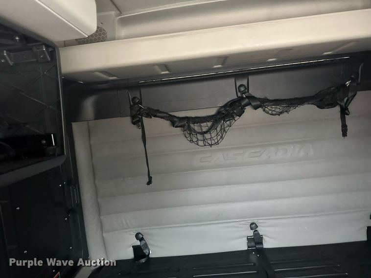 image for item EG6285 2020 Freightliner Cascadia 126 semi truck