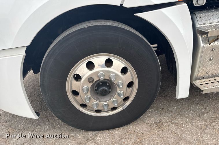 image for item EG6285 2020 Freightliner Cascadia 126 semi truck