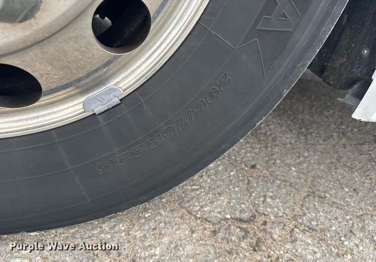 image for item EG6285 2020 Freightliner Cascadia 126 semi truck