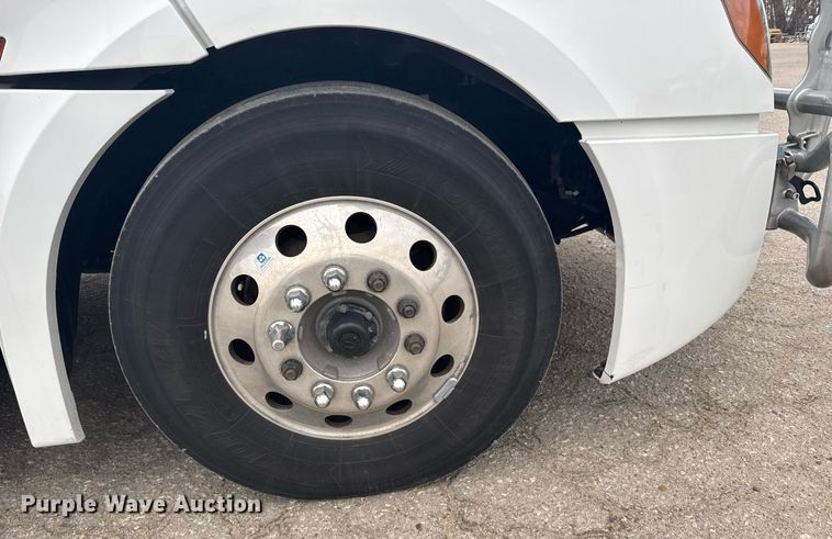 image for item EG6285 2020 Freightliner Cascadia 126 semi truck