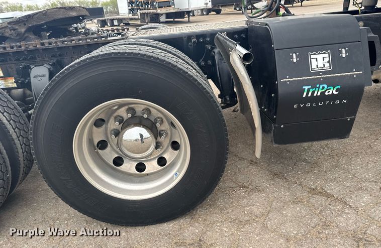 image for item EG6285 2020 Freightliner Cascadia 126 semi truck