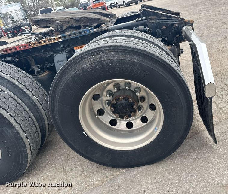 image for item EG6285 2020 Freightliner Cascadia 126 semi truck