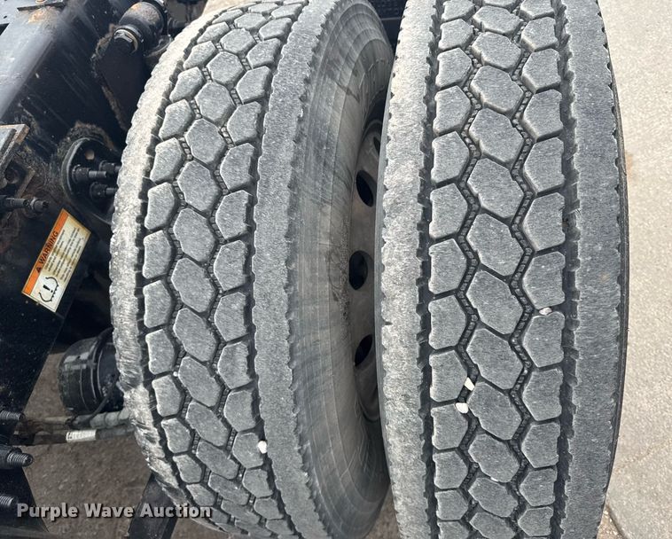 image for item EG6285 2020 Freightliner Cascadia 126 semi truck