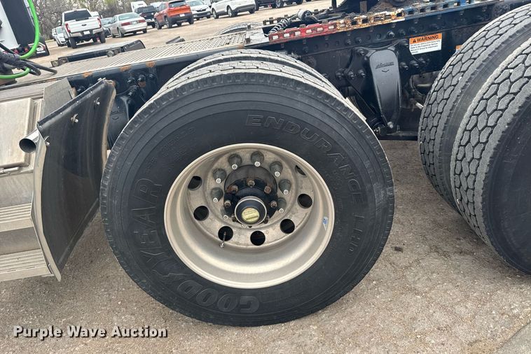 image for item EG6285 2020 Freightliner Cascadia 126 semi truck