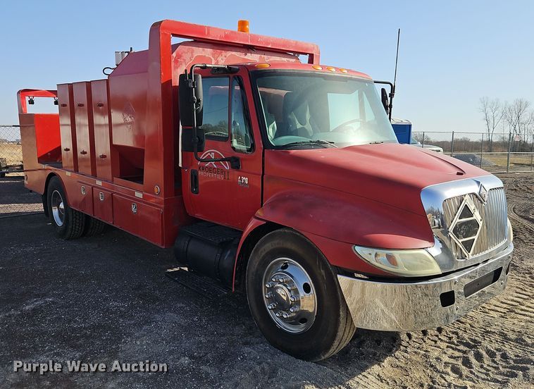 image for item EI8881 2002 International 4300 fuel / lube truck