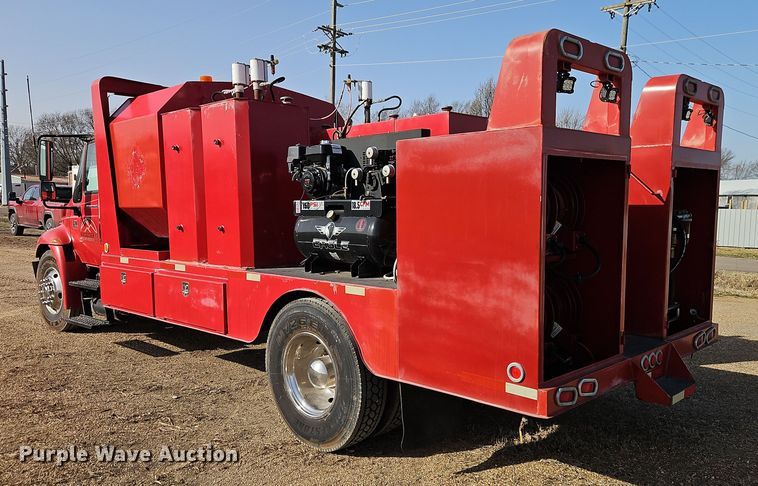 image for item EI8881 2002 International 4300 fuel / lube truck