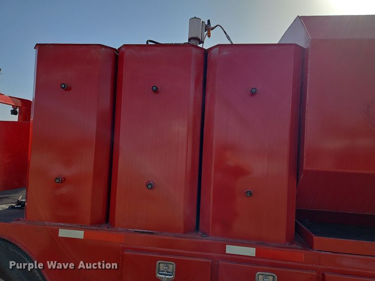 image for item EI8881 2002 International 4300 fuel / lube truck