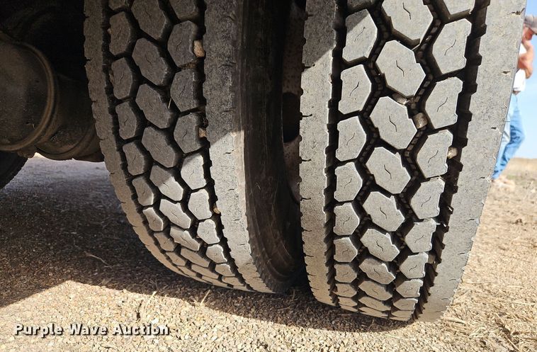 image for item EI8881 2002 International 4300 fuel / lube truck